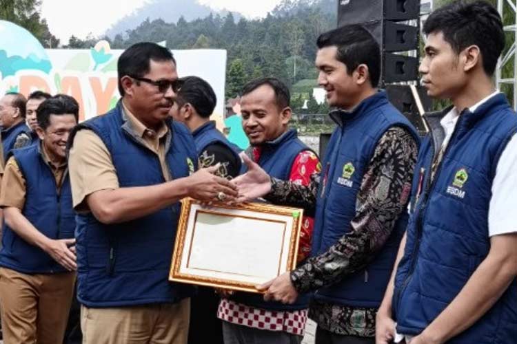 Pj Gubernur Jawa Tengah, Nana Sudjana menyerahkan penghargaan Good Mining Practice kepada Faik Bakhtiar, Quarry Manager SBI Cilacap. (FOTO: Dok SBI Cilacap for TIMES Indonesia) 