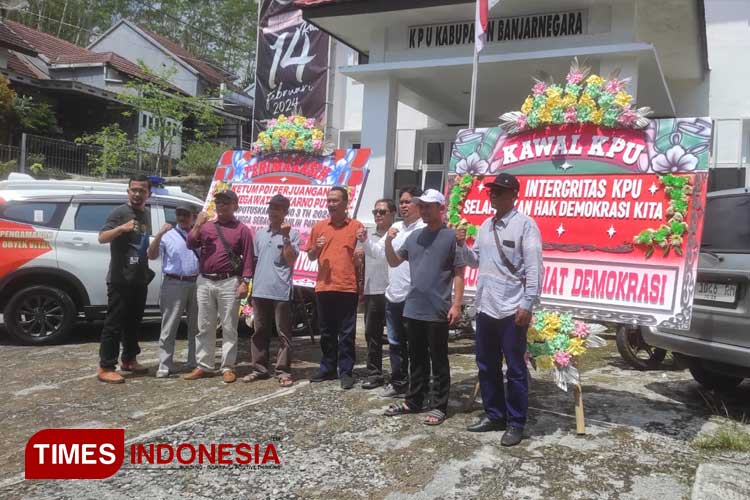 Dua kelompok masyarakat yang mengatasnamakan penggiat demokrasi dan relawan Agung Sulistiyono mengirim dua karangan bunga ke KPU Banjarnegara Jawa Tengah. (Foto: Muchlas Hamidi/TIMES Indonesia)