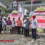 Relawan Demokrasi Beri Dua Karangan Bunga ke KPU Banjarnegara