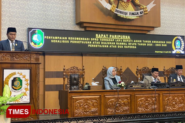 Wakil Ketua DPRD Banyuwangi, M Ali Mahrus, saat memberikan apresiasi terhadap kinerja Bupati dalam Rapat Paripurna penyampaian rekomendasi DPRD terhadap LKPJ Bupati akhir TA 2023. (FOTO: Fazar Dimas/TIMES Indonesia).