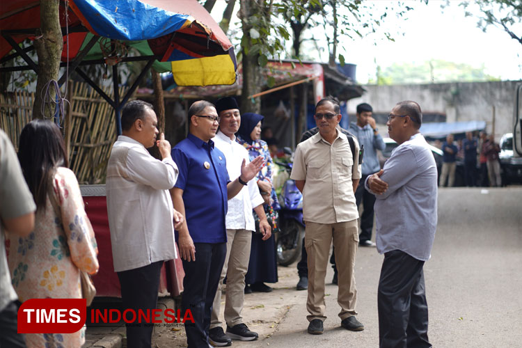 Pj Wali Kota Batu, Aries Agung Paewai meninjau tempat relokasi PKL Pasar Pagi. (FOTO: Muhammad Dhani Rahman/TIMES Indonesia)