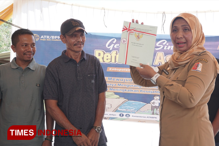 Kementerian ART BPN Serahkan 99 Surat Tanah untuk Warga Nagan Raya Aceh