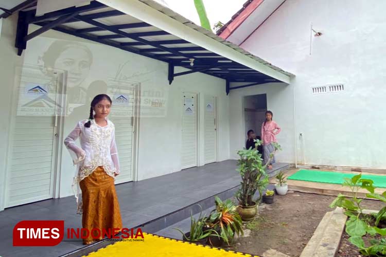 Rayakan Hari Kartini, Sekolah di Banyuwangi Gelar Fashion Show Unik Berlatar Toilet