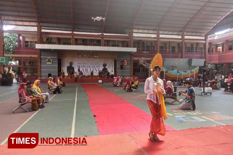 Para siswa SMAN 1 Kudus menggelar pentas seni merayakan Dharmalaksana Mahabakti Kartini sebagai pengingat perjuangan hak wanita. (FOTO: Ihza Fajar Azhari/TIMES Indonesia)