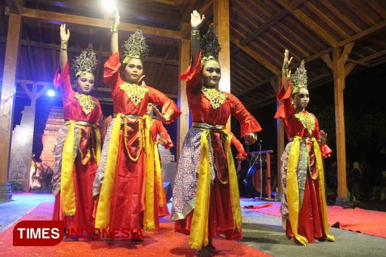 Salah satu tarian yang ditampilkan Desa Besowo di Harinjing Pancawanua (FOTO: yobbyTIMES Indonesia)