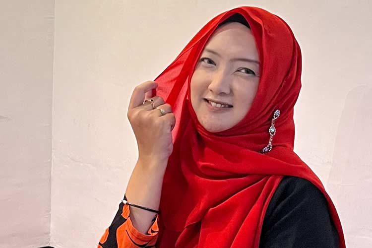 Dosen UIN Malang, Whida Rositama yang baru merilis single Just Be Happy. (Istimewa)