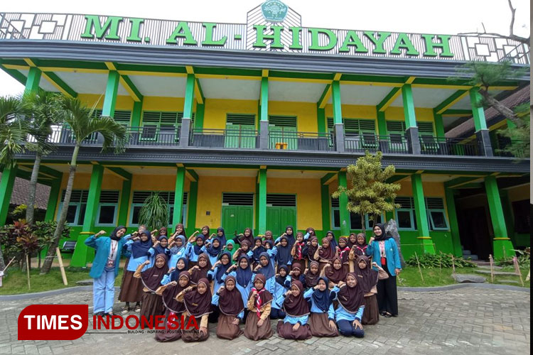 Foto bersama usai kegiatan sosialisasi Simulasi Kesiapsiagaan Bencana Tingkat Mula di MI Al Hidayah Wajak. (FOTO: AJP TIMES Indonesia)