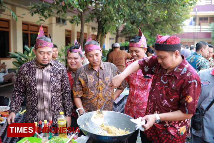 Kelompok gabungan biro/unit di bawah Wakil Rektor Bidang IV antusias memasak nasi goreng. (Foto: Humas UNIPMA for TIMES Indonesia)