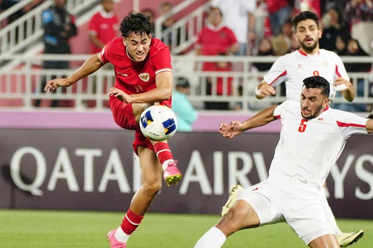 Striker Timnas Indonesia U-23 Rafael William Struick (kiri) menendang bola dengan dihadang pesepak bola Yordania, Minggu (21/4/2024). Dalam laga ini Indonesia menang 4-1. (Foto: AFC)