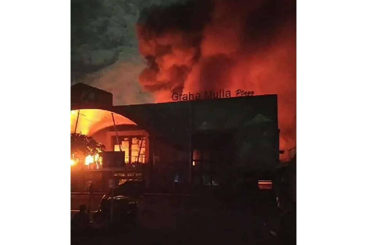 Graha Mulia Plaza terbakar, Selasa (23/04/2023). (Foto : Dok Warga For TIMES Indonesia)