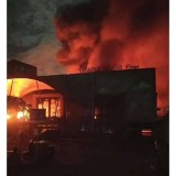 GM Plaza Lumajang Dilalap Api, Damkar Kota Probolinggo Langsung Bergerak!