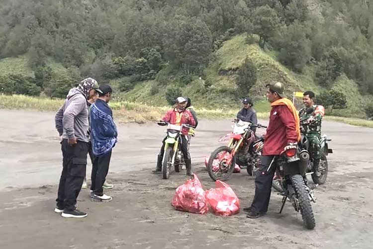 Personel gabungan membersihkan sampah di Gunung Bromo. (Foto: Humas Balai Besar TNBTS for TIMES Indonesia)