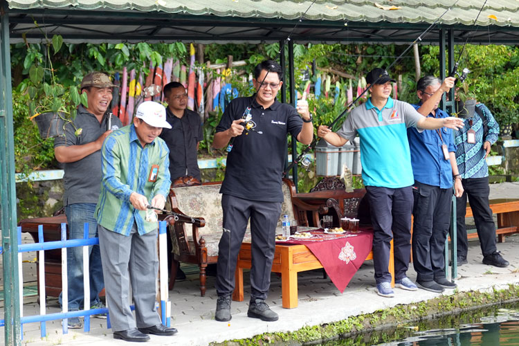 Wabup Danang Ajak Wartawan Mancing, Syawalan Sekaligus Angkat Potensi Ikan Air Tawar di Sleman