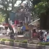 Viral Emak-Emak Gendong Anak Naik Motor Lawan Arus di Malang