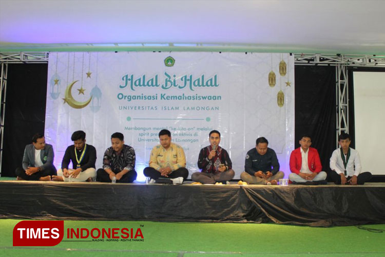 Dr. Winarto Eka Wahyudi, M.Pd. bergandengan tangan bersama para ketua organisasi internal dan eksternal kampus di acara Halal Bihalal Organisasi Kemahasiswaan. Selasa , (23/4/2024). Foto: AJP Unisla for TIMESINDONESIA)