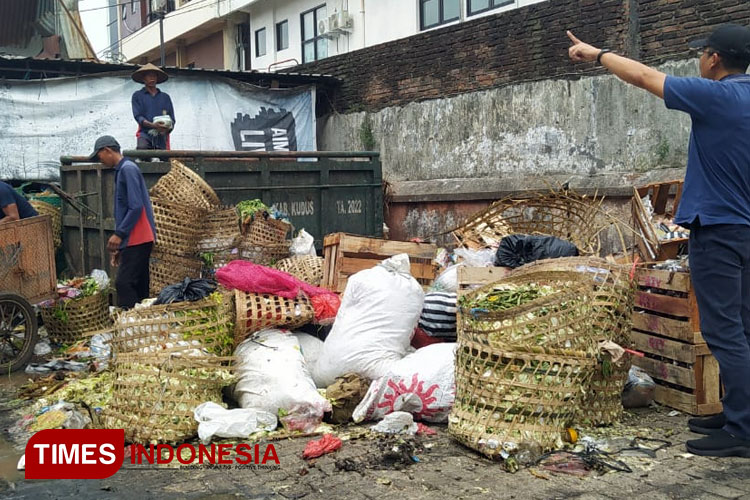 Anggota DPRD Kudus Sayid Yunanta prihatin menumpuknya sampah yang berdekatan dengan RSUD Kudus saat meninjau depo sampah di area Pasar Bitingan Kudus. (FOTO: Ihza Fajar Azhari/TIMES Indonesia)