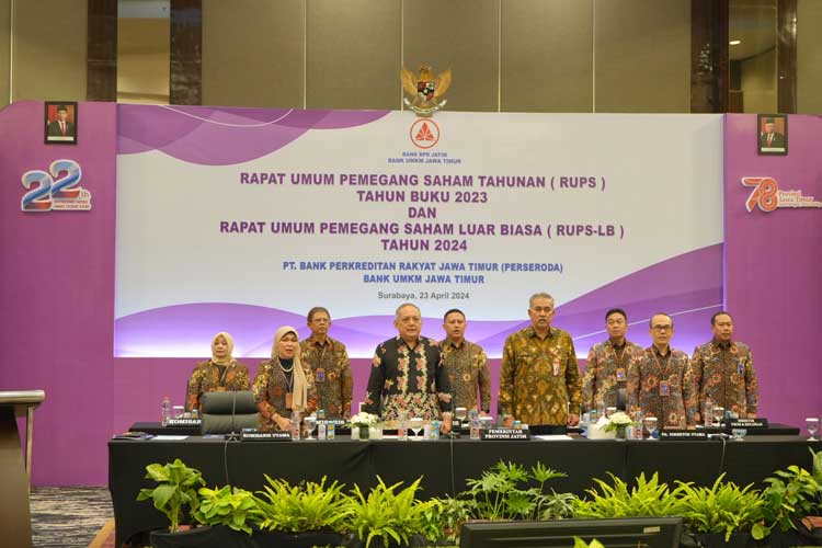 Jajaran Komisaris dan Direksi Bank UMKM Jatim saat RUPS dan RUPSLB di Surabaya, Selasa (23/4/2024). (FOTO: Dok. Pemprov Jatim)