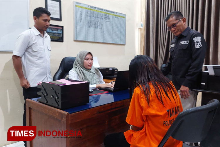 DSR tertunduk menyesal saat diperiksa petugas Satresnarkoba Polres Probolingggo Kota. (FOTO: Rizky Putra Dinasti/TIMES Indonesia).