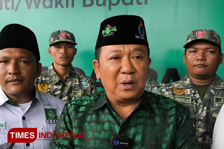 Bupati Jember Hendy Siswanto diwawancarai usai mendaftar Balon Bupati Jember di PKB. (M. Abdul Basid/TIMES Indonesia)