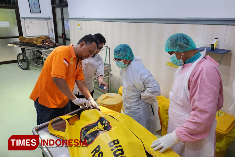 Proses Evakuasi Jasad Korban Aang Prabowo Warga Kediri yang Ditemukan Tewas di Lahan Tebu di Ngoro Jombang. (FOTO : Polres Jombang for TIMES Indonesia)