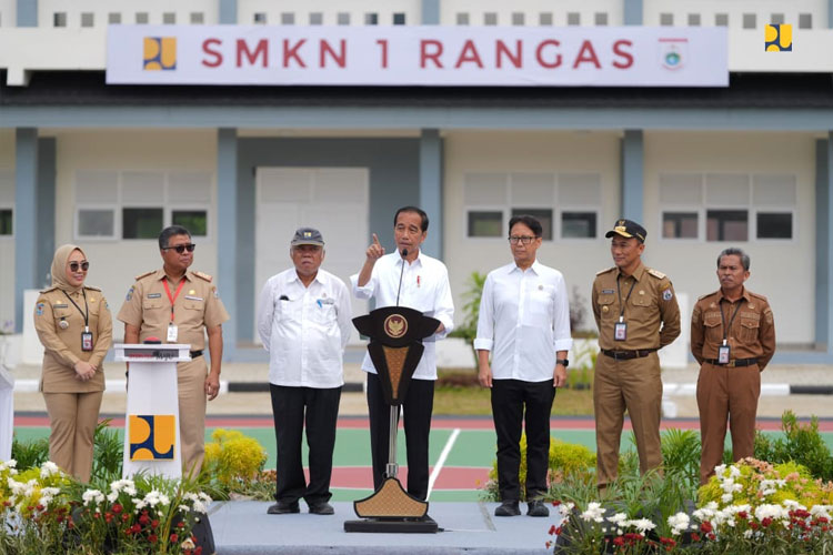 Presiden RI Jokowi didampingi Menteri PUPR RI saat meresmikan sejumlah fasilitas kesehatan, pendidikan, hunian, berikut infrastruktur permukiman yang diperbaiki pascabencana Sulawesi Barat di SMKN 1 Rangas di Kota Mamuju, Sulbar, Selasa (23/4/2024).?
