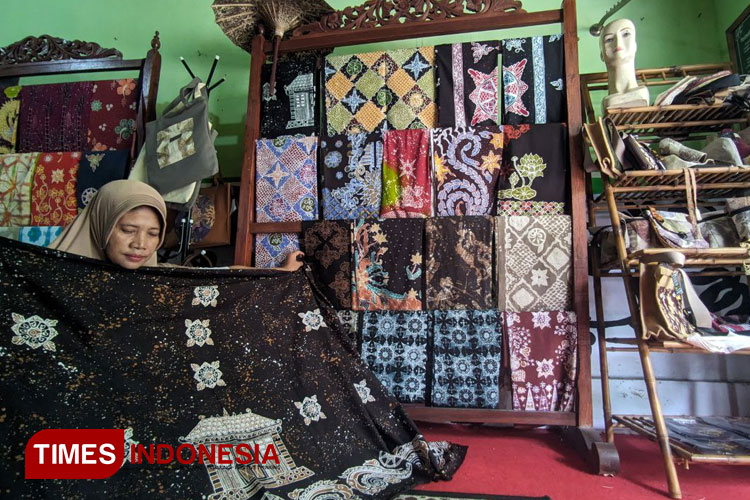 Mujiatin, Pemilik Griya Batik Cempaka, Desa Bejijong, Kecamatan Trowulan, Kabupaten Mojokerto pada saat menunjukkan motif batik rumah majapahit, Rabu (24/4/2024) (Foto: Theo/TIMES Indonesia)