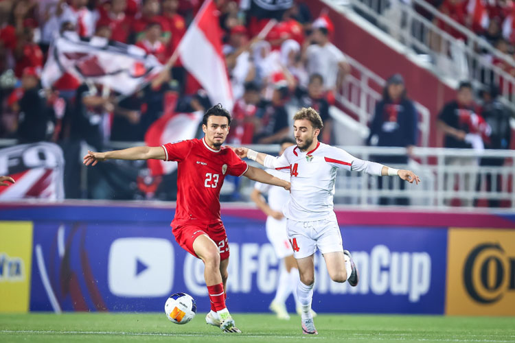 Nathan Tjoe-A-on (kiri) saat laga melawan Yordania di laga pamungkas Grup A Piala Asia U-23 2023. (FOTO: PSSI)