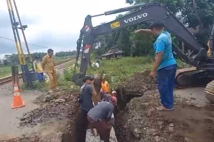 Pekerjaan pemasangan box culvert pada jalan yang mengalami duiker jeblung atau ambles oleh petugas UPT PU Bina Marga di jalan Desa Jatirejoyoso, Kepanjen, Kabupaten Malang, kemarin. (Foto: PU Bina Marga) 