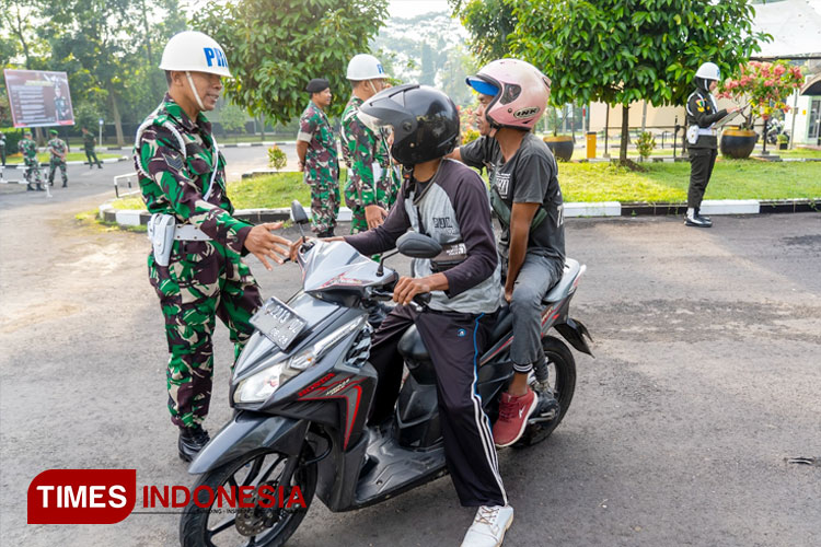 Petugas operasi Gaktib menghentikan pengendara sepeda motor, guna pengecekan kelengkapan surat-surat kendaraan. (FOTO: Hermanto/ TIMES Indonesia)