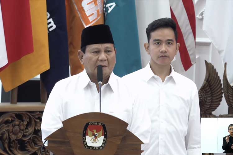 Presiden dan Wakil Presiden Terpilih, Prabowo Subianto dan Gibran Rakabuming Raka saat memberikan pidato di Gedung KPU RI, Jakarta Pusat, Rabu (24/4/2024).  (FOTO: tangkap layar Youtube KPU)