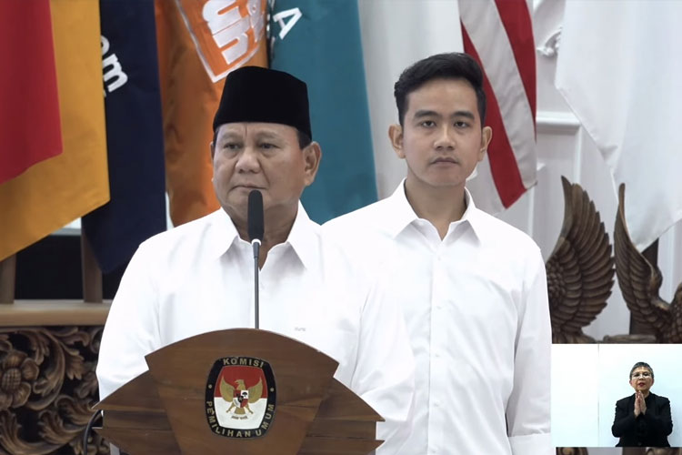 Pasangan Presiden dan Wakil Presiden Terpilih, Prabowo Subianto dan Gibran Rakabuming Raka saat berpidato di Gedung KPU RI, Jakarta (24/4/2024).  (FOTO: Dok. KPU RI).  