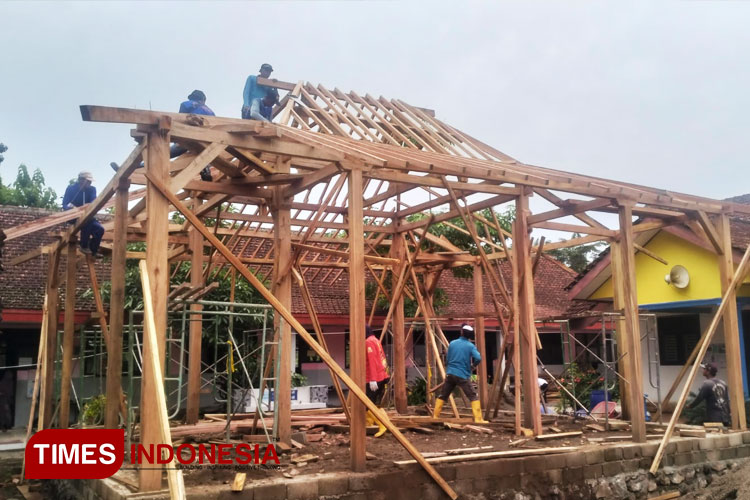 Pembangunan pendopo di SDN 9 Sumberagung, Kecamatan Pesanggaran, Banyuwangi, yang merupakan bantuan program PPM atau CSR tambang emas PT Bumi Suksesindo (PT BSI). (FOTO: Syamsul Arifin/TIMES Indonesia)