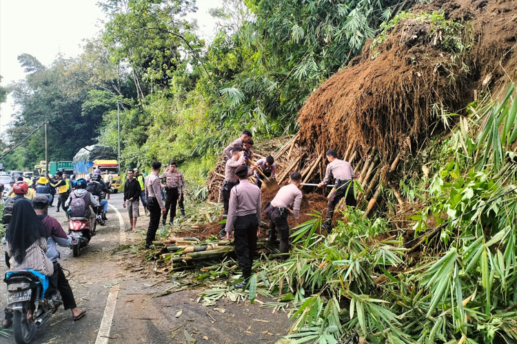 Longsor Tutup Akses Jalan Raya Tasikmalaya-Garut, Sejumlah Material Halangi Jalan