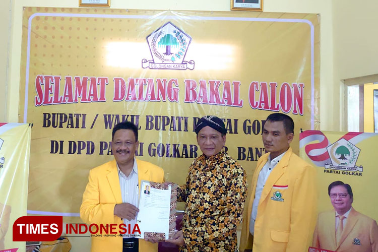 Untoro Hariadi, saat mendaftar sebagai bakal calon Bupati Bantul di DPD Golkar Bantul. (Foto: Edis/ TIMES Indonesia)