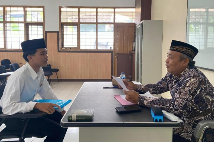 Tahapan tes prestasi para pendaftar beasiswa teladan UIN Malang yang Di gelar pada Rabu (24/4/2024). (Foto: Humas UIN Malang)