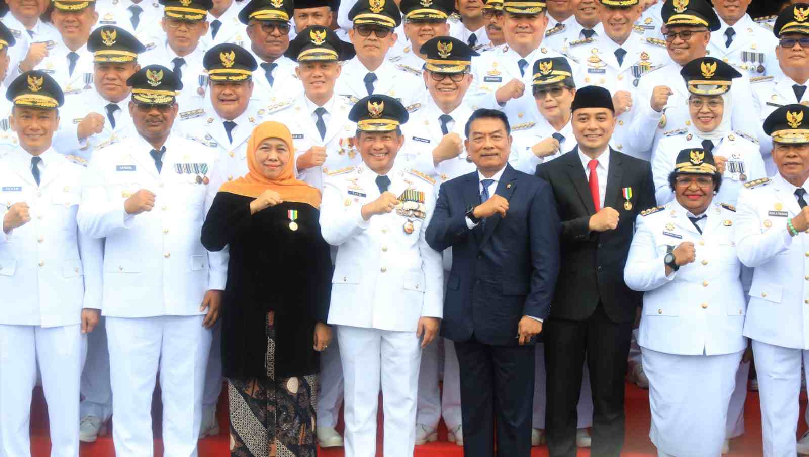 Khofifah dan para penerima penghargaan Presiden RI bersama Mendagri Tito Karnavian di Surabaya. (Foto: Pemprov Jatim for TI)