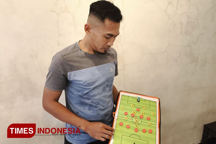 Coach Windu Wibowo, Pelatih Lisensi B AFC yang juga mantan pemain Bali United saat menjelaskan kemungkinan strategi apa yang dipakai oleh TIMNAS Indonesia. (FOTO: Aditya Candra/TIMES Indonesia)