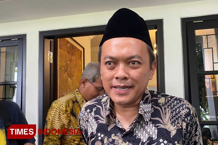 Gus Didin Saat Dikonfirmasi Wartawan Perihal Kesiapan Dirinya Maju di Pemilihan Kepala Daerah (Pilkada) Jombang 2024. (FOTO : Rohmadi/TIMES Indonesia)