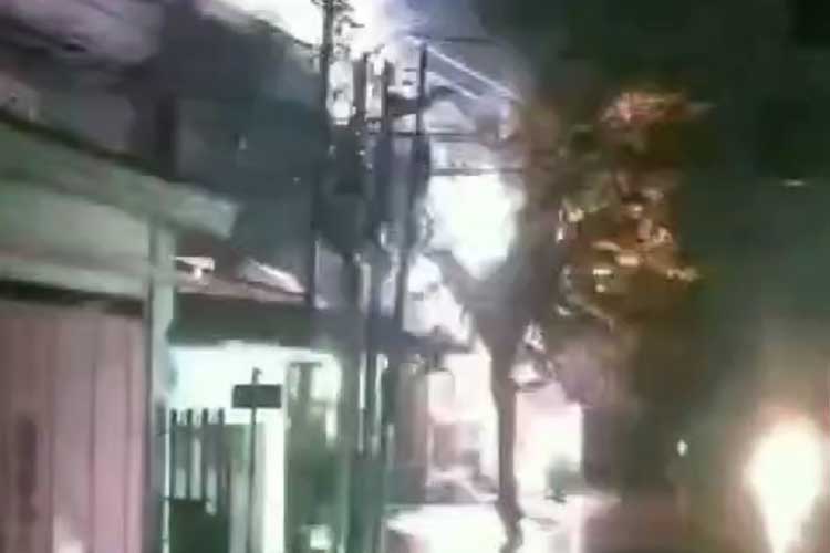 Trafo listrik PLN meledak di Merjosari, Kota Malang. (Foto: Tangkapan Layar Video Damkar Kota Malang)