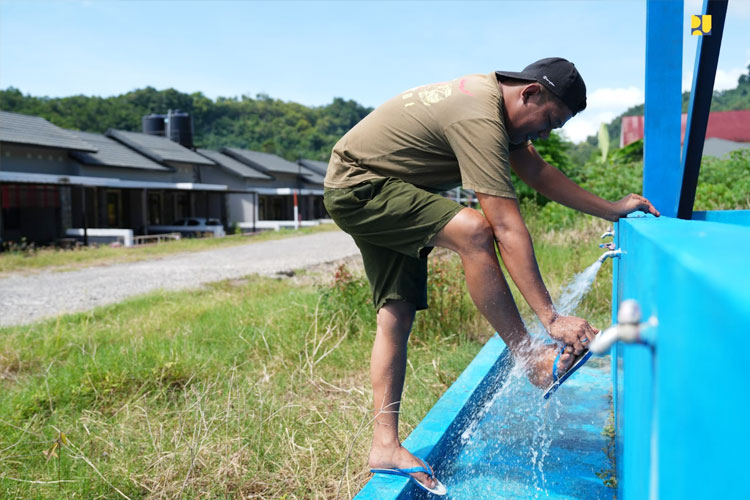 Ilustrasi - Pembangunan sumur bor di enam titik untuk memastikan keberlanjutan layanan penyediaan air bersih bagi warga terdampak bencana gempa bumi tahun 2021 di kawasan Majene dan Mamuju, Provinsi Sulawesi Barat. (FOTO: Biro Komunikasi Publik Kemen