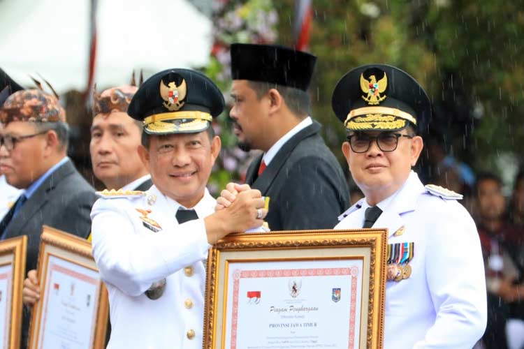 Pj Gubernur Adhy saat menerima penghargaan dari Mendagri Tito Karnavian di Balai Kota Surabaya, Kamis (25/4/2024).(Dok.Humas Pemprov Jatim)