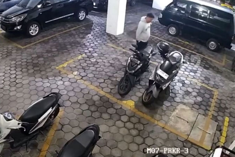 Rekaman CCTV maling sepeda motor di salah satu kost Kota Malang. (Foto: Tangkapan Layar)