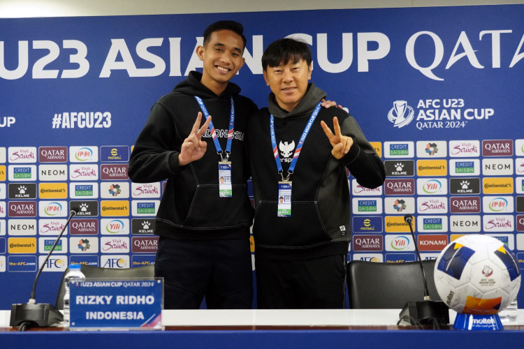 Pelatih Shin Tae-yong bersama kapten Timnas Indonesia Rizky Ridho saat sesi konfrensi pers jelang laga perempat final melawan Korea Selatan di perempat final Piala Asia U-23, Kamis (25/4/2024). (foto: PSSI)