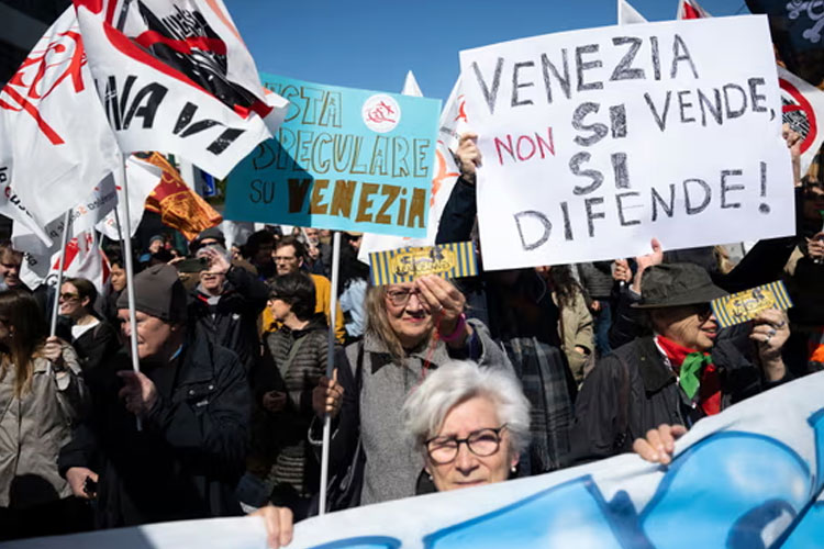Warga Venice berdemo seputar harga tiket masuk ke kota wisata tersebut. (FOTO: Marco Bertorello/AFP/Getty Images)
