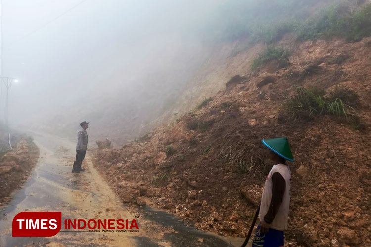 Petugas dan warga nampak membersihkan material tanah longsor di Jalan Jeruk-Bandar, Pacitan, Kamis (25/4/2024) sore. (FOTO: Yusuf Arifai/TIMES Indonesia) 
