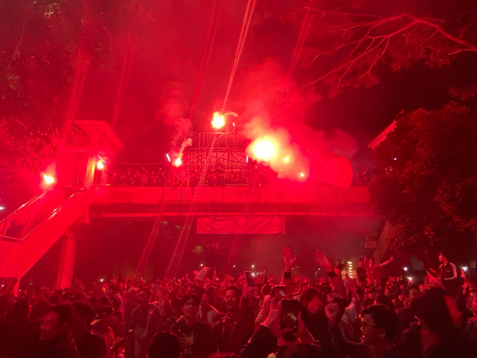 Warga Kota Malang Sambut Kemenangan Timnas Indonesia U-23 di Jalanan