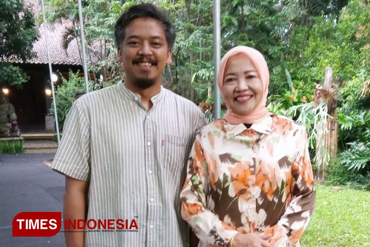 Nyai Latifah Shohib dan Kresna Dewanata Prosakh berfoto bersama, di sela pertemuan keduanya bersilaturahmi di rumah Rendra Kresna di Pakis, Kabupaten Malang, kemarin. (Foto: Amin/TIMES Indonesia) 