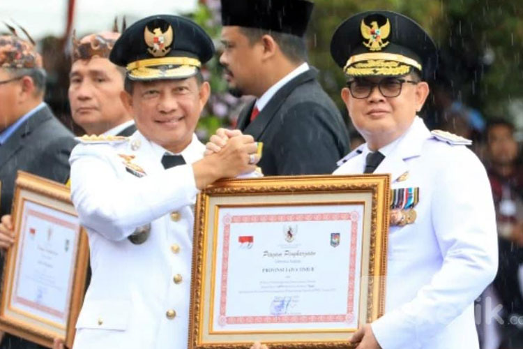 Pj Gubernur Jatim Adhy Karyono menerima penghargaan dari Menteri Dalam Negeri M Tito Karnavian, Kamis (25/4/2024).(Dok.Humas Pemprov Jatim) 