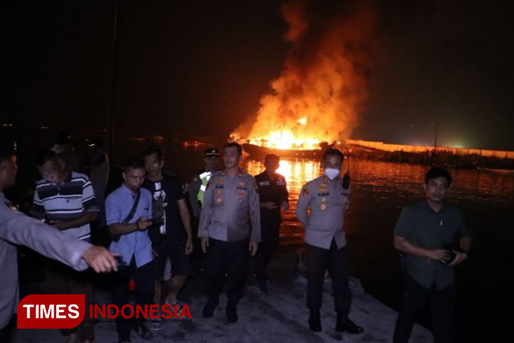 Kapolresta Cilacap, Kombes Pol Ruruh Wicaksono terjun meninjau lokasi kebakaran. (FOTO: Humas Polresta Cilacap for TIMES Indonesia)