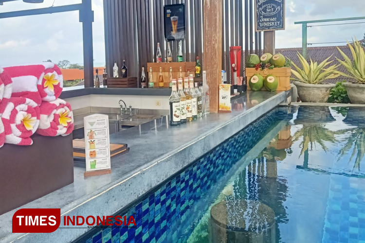 Kolam renang D'Level di Fave Hotel Kartika Plaza Bali. (Foto: Susi/TIMES Indonesia) 